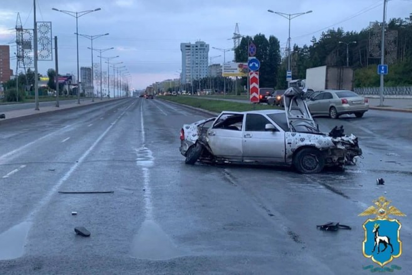 На Московском шоссе «Приора» влетела в бордюр: погибла девушка