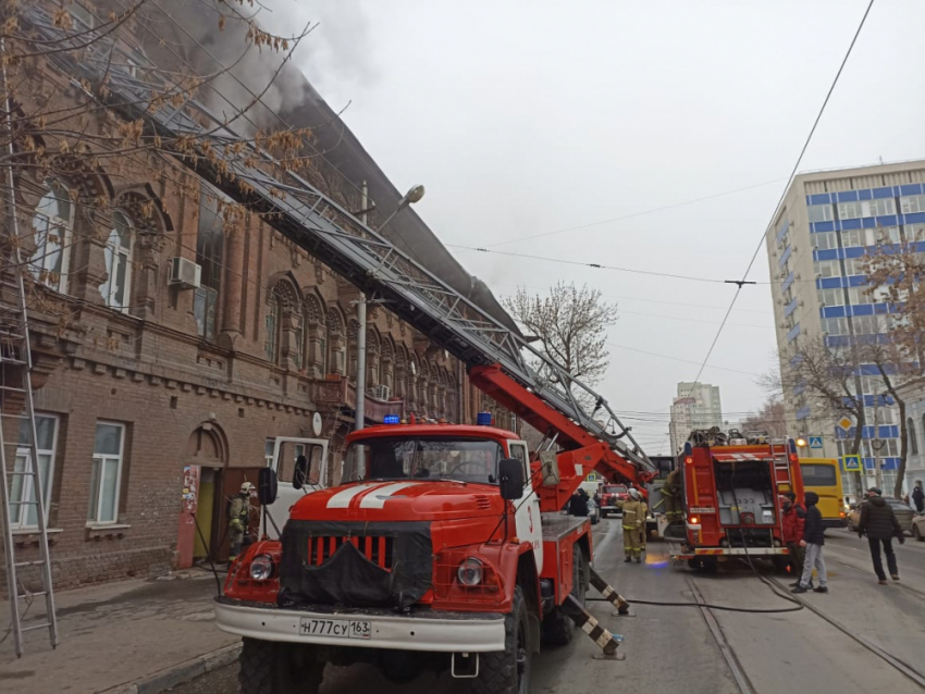 История в огне: с пожаром в одном из красивейших домов Самары боролись 100 человек