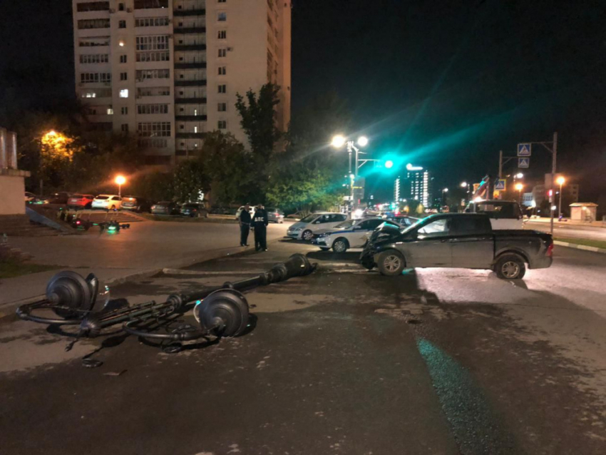 Пьяный водитель снёс уличный фонарь напротив Ладьи в Самаре
