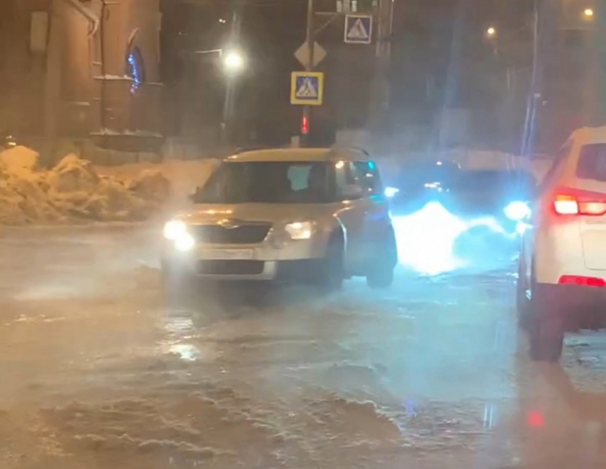 На улице Губанова коммунальная авария: мэрия просит срочно убрать машины