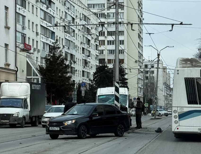 Четыре человека пострадали в ДТП с микроавтобусом в Самаре