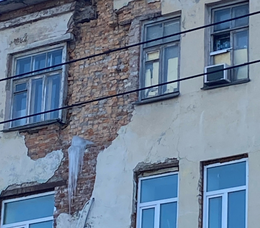 «Кирпичи летят на тротуар»: в центре Самары разрушаются дома 