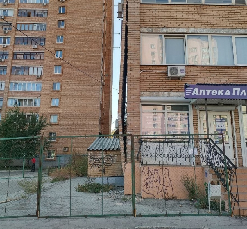 «Надо синей изолентой подклеить»: у дома на проспекте Кирова уже год отваливается стена