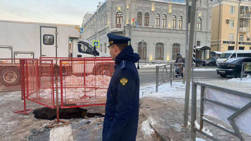 Коммунальная авария в центре Самары: проезжая часть затоплена, трамваи ходят в объезд