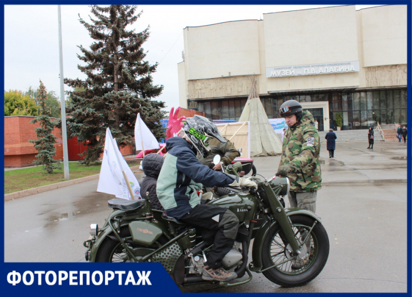 «Каникулы в Арктике»: в Самаре прокатились на винтажных мотоциклах и показали чум со шкурами