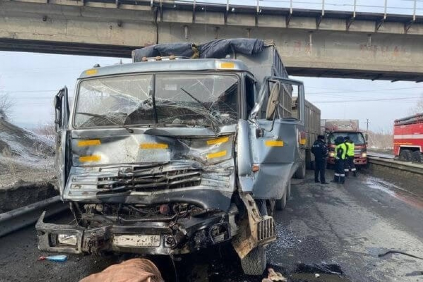 Смертельная обочина: под Самарой бесправный водитель КАМАЗа снёс фургон дорожников