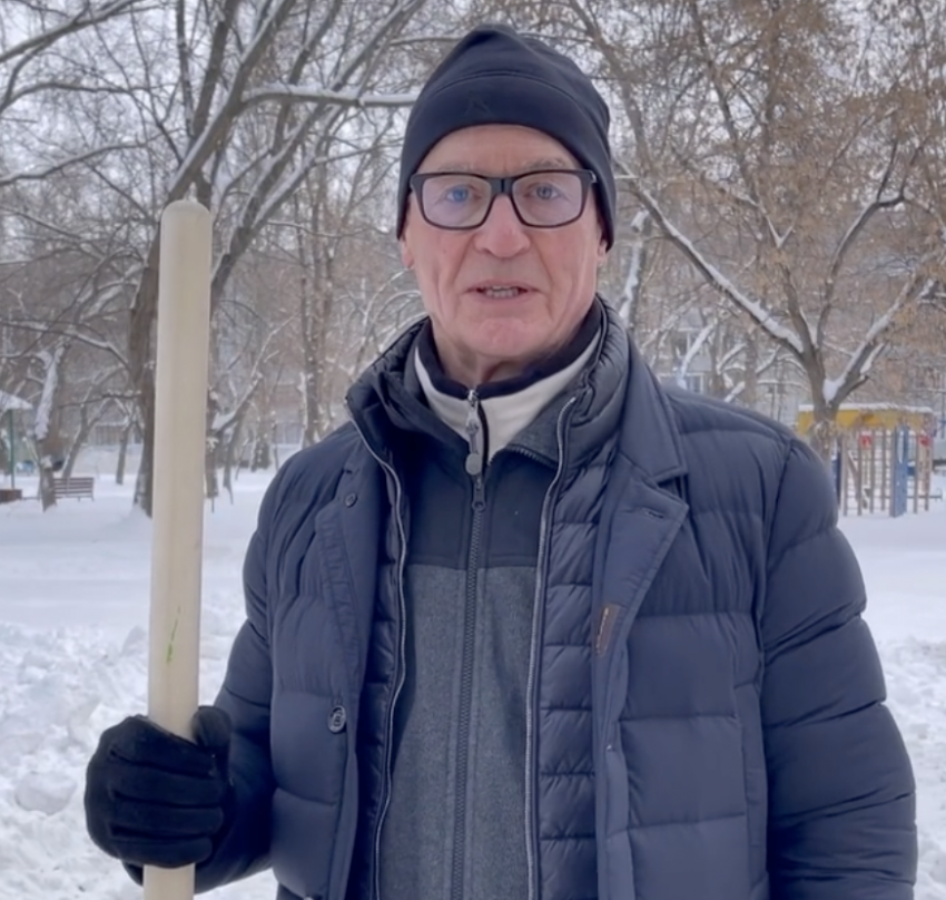 Глава Тольятти Николай Ренц собственноручно расчищал дворы от снега лопатой