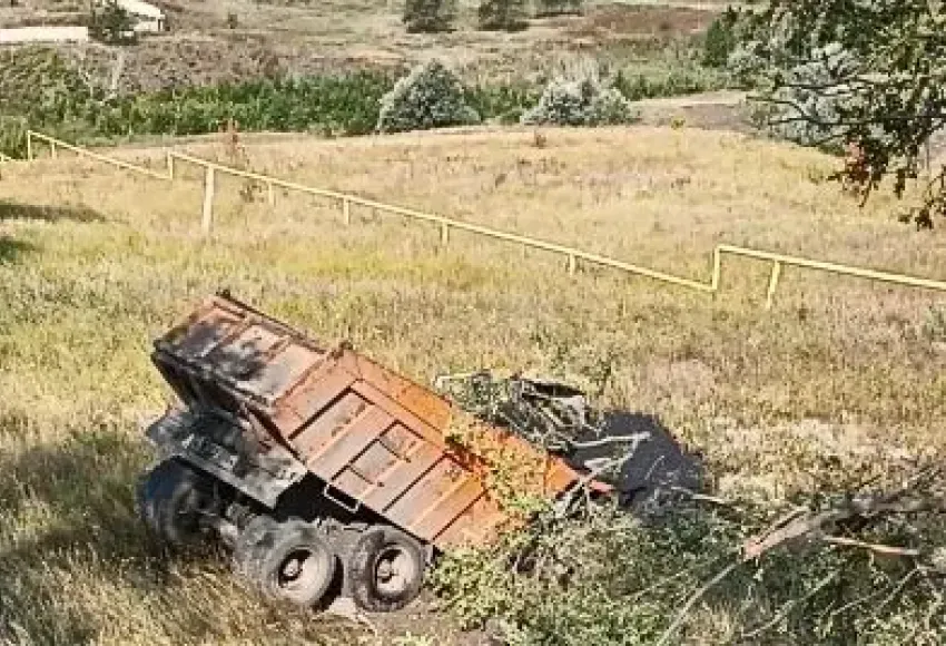 Под Сызранью КАМАЗ съехал в кювет – водителя засыпало асфальтом 