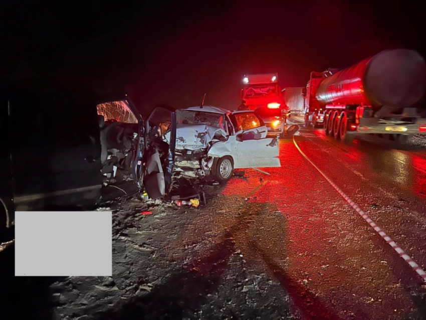 Минивэн с 8 пассажирами резался в «Гранту» в Большеглушицком районе: оба водителя погибли