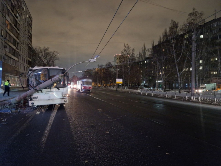 В Самаре автобус с пассажирами врезался в столб. ВИДЕО