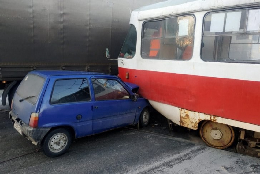 Трамвай всегда прав: в Самаре легковой автомобиль протаранил служебный вагон