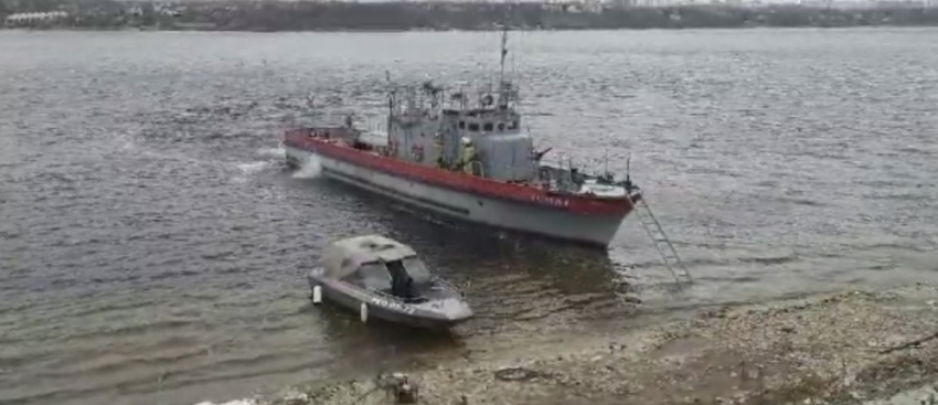 Пожарный корабль «Смелый» потушил пожар на базе отдыха в Самаре
