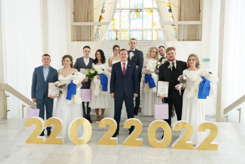 Дмитрий Азаров поздравил молодожёнов, заключивших браки в красивую дату