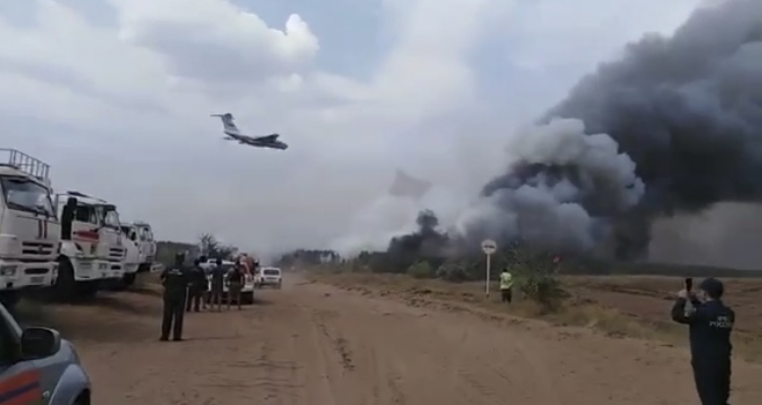 Самолёт МЧС Ил-76 тушит пожар в Борском районе Самарской области