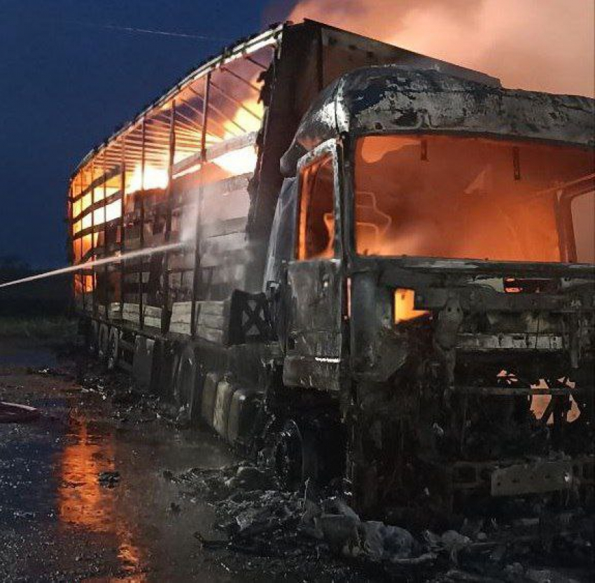 На трассе Самара-Волгоград сгорел грузовик Mercedes 