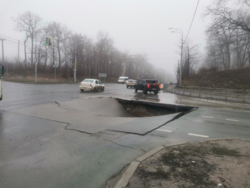 Асфальт в Самаре смывает вместе с талыми водами: топ-5 провалов за неделю