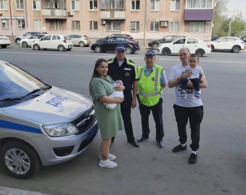 Доставили  за 7 минут: в Самаре сотрудники ГИБДД помогли женщине со схватками быстро добраться в роддом