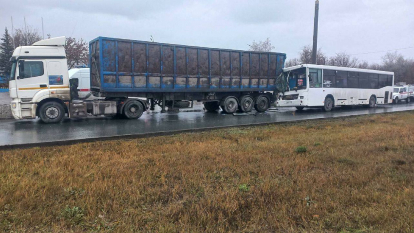 В Тольятти автобус с работниками АвтоВАЗа врезался в грузовик