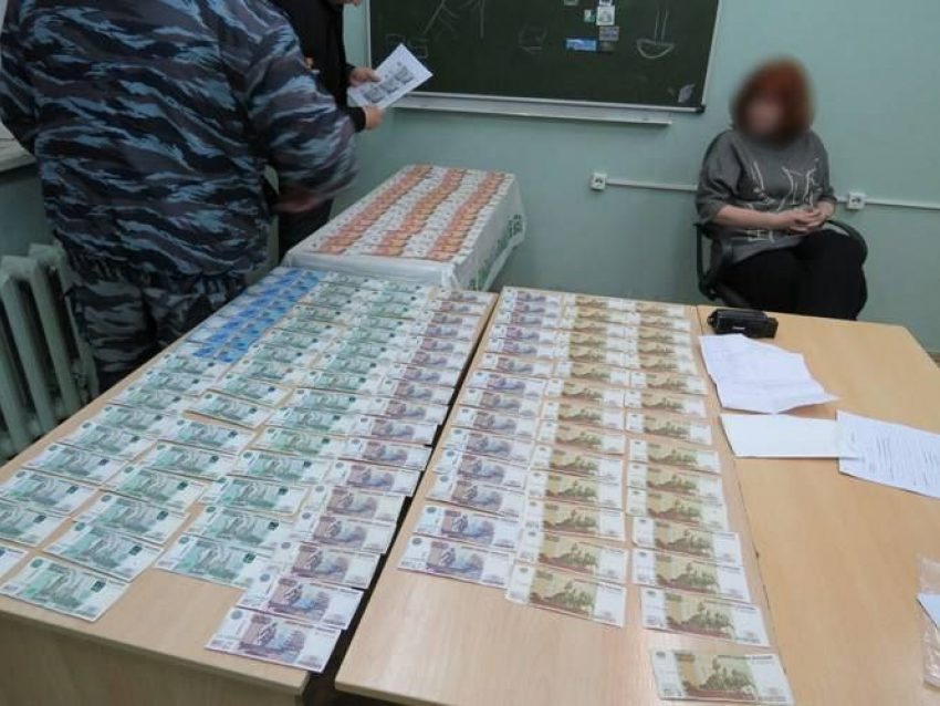 Сотрудницу самарского транспортного колледжа задержали за взятку в 345 тысяч рублей