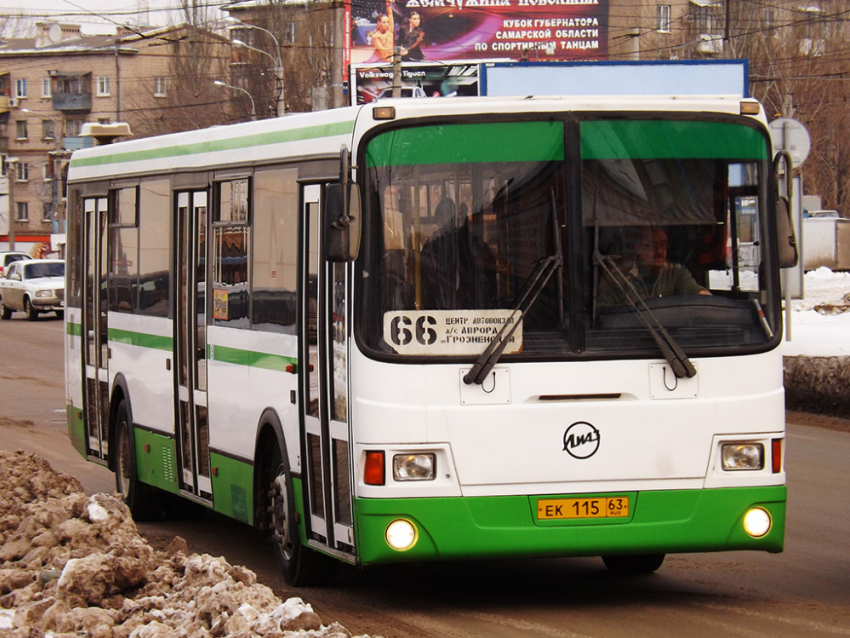 Дыра в полу оказалась люком: в Самаре пассажиры автобуса устроили панику в соцсетях из-за отверстия в автобусе