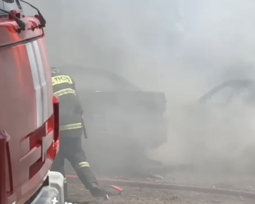 Две машины сгорели на проспекте Карла Маркса в Самаре