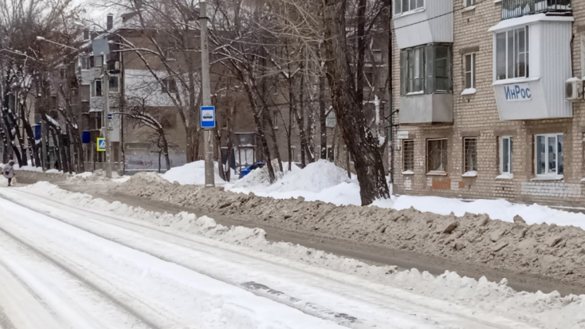 Горы снега – горы проблем: самарцы жалуются, что не могут попасть к остановкам общественного транспорта