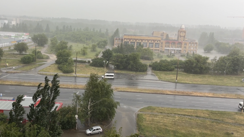 Гроза в Самарской области: города накрыло ливнем с градом и ураганом