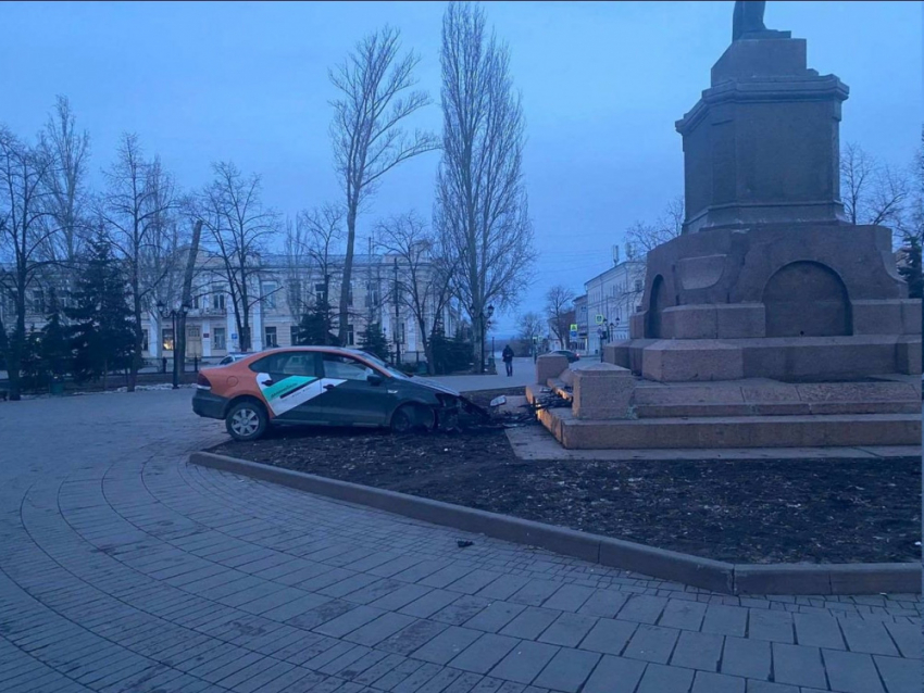 Самарский гонщик врезался в Ленина