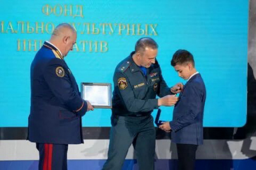 Школьника из Самарской области наградили в Москве за спасение тонущего мальчика