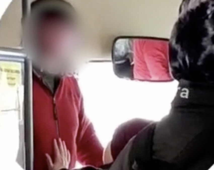 Водитель автобуса №70 кричал на пожилых людей и ударил пассажира