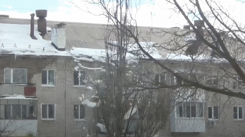 «Адрес в листе ожидания»: с крыш самарских домов сходят большие снежные массы