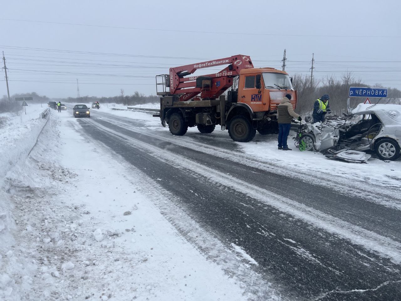 Двое взрослых погибли, двое детей в больнице: в Кинель-Черкасском районе  «КАМАЗ» врезался в «Мазду»