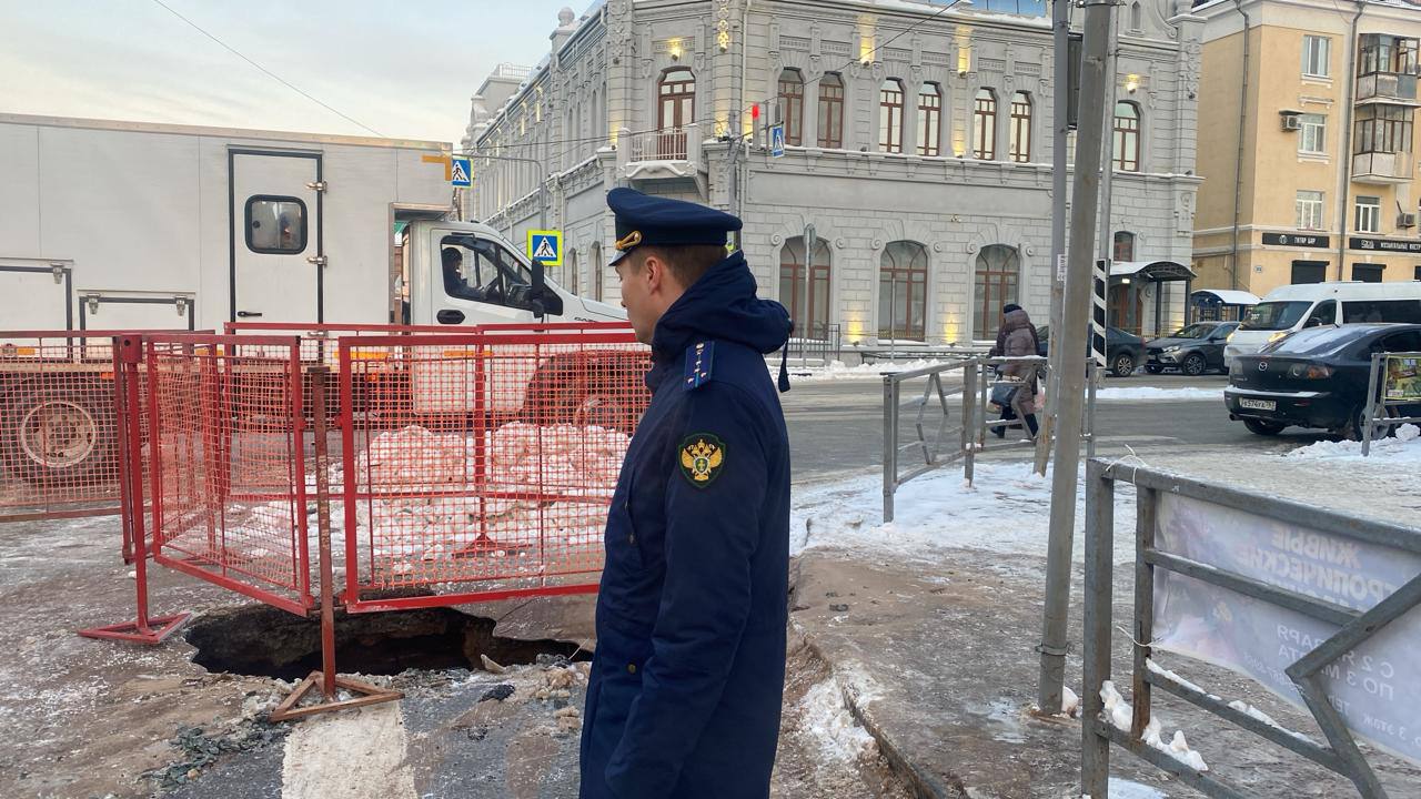 Коммунальная авария в центре Самары: проезжая часть затоплена, трамваи  ходят в объезд