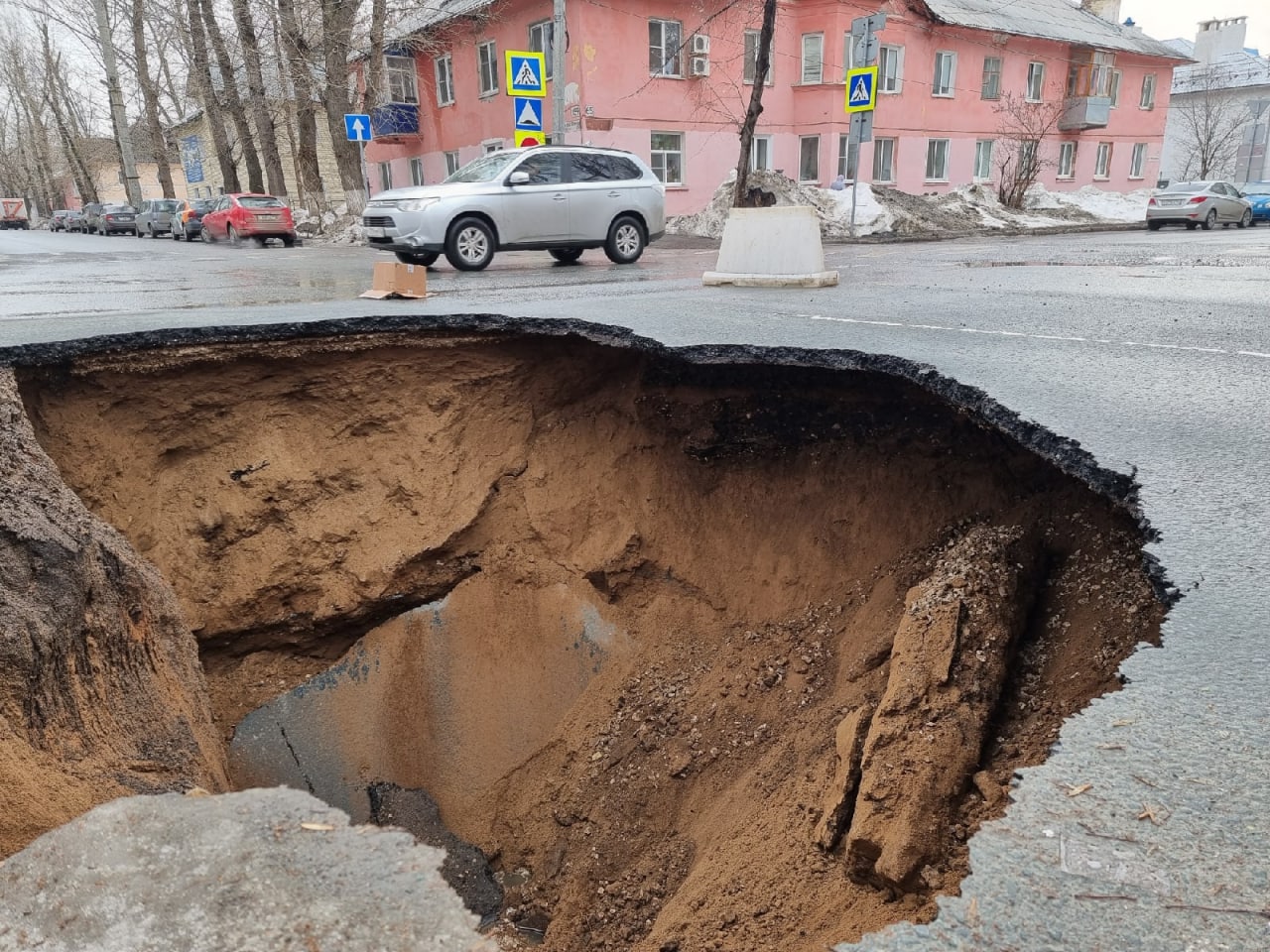 Самара 3D: огромная яма образовалась на пересечении проспекта Юных Пионеров  и Металлистов