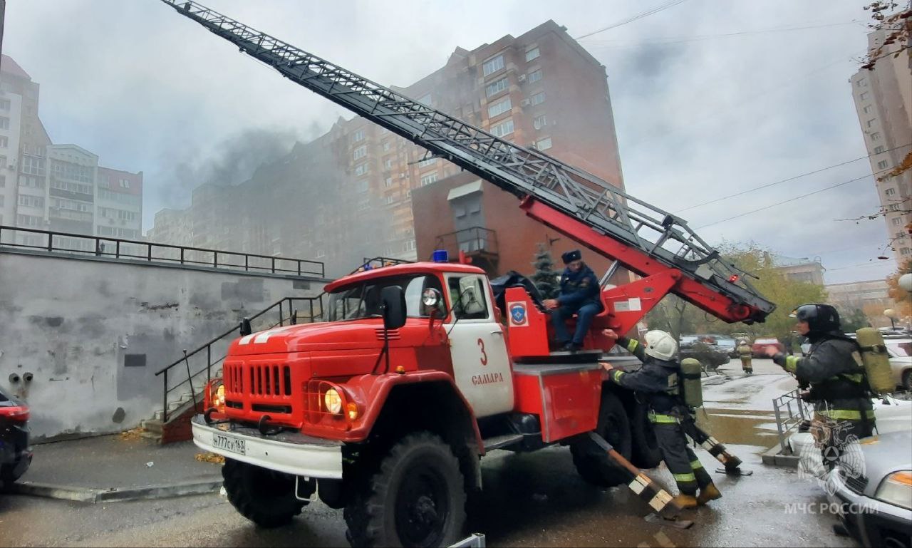 В гаражном боксе дома на улице Никитинской горят покрышки