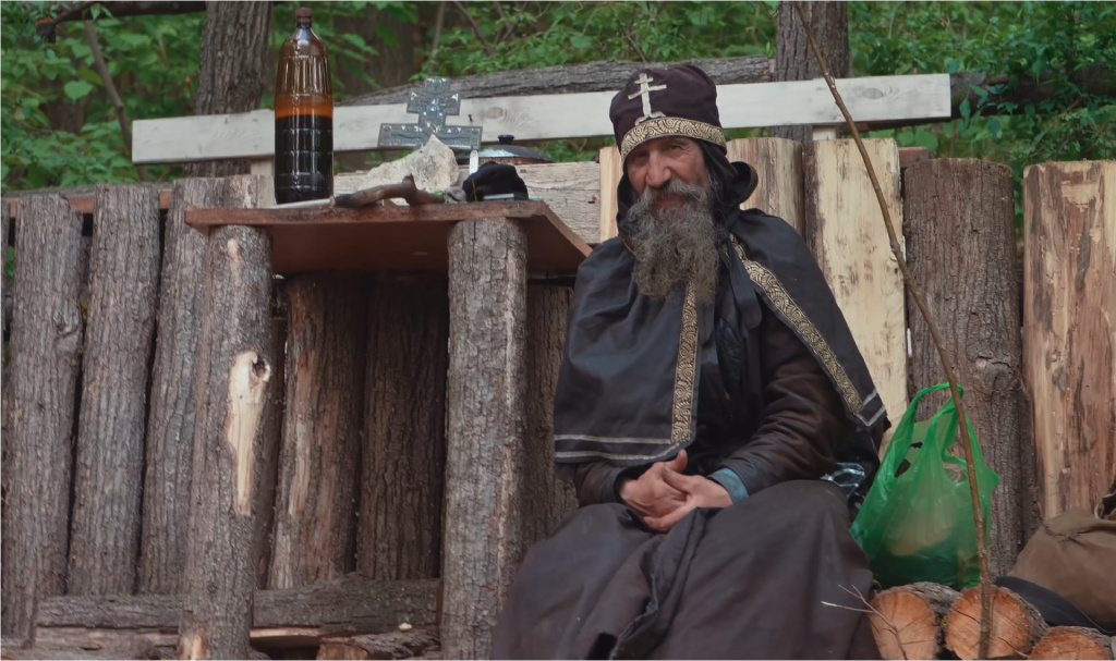 Илье Соболеву показали монаха-отшельника, который живёт на Лысой Горе. Кадр из видео