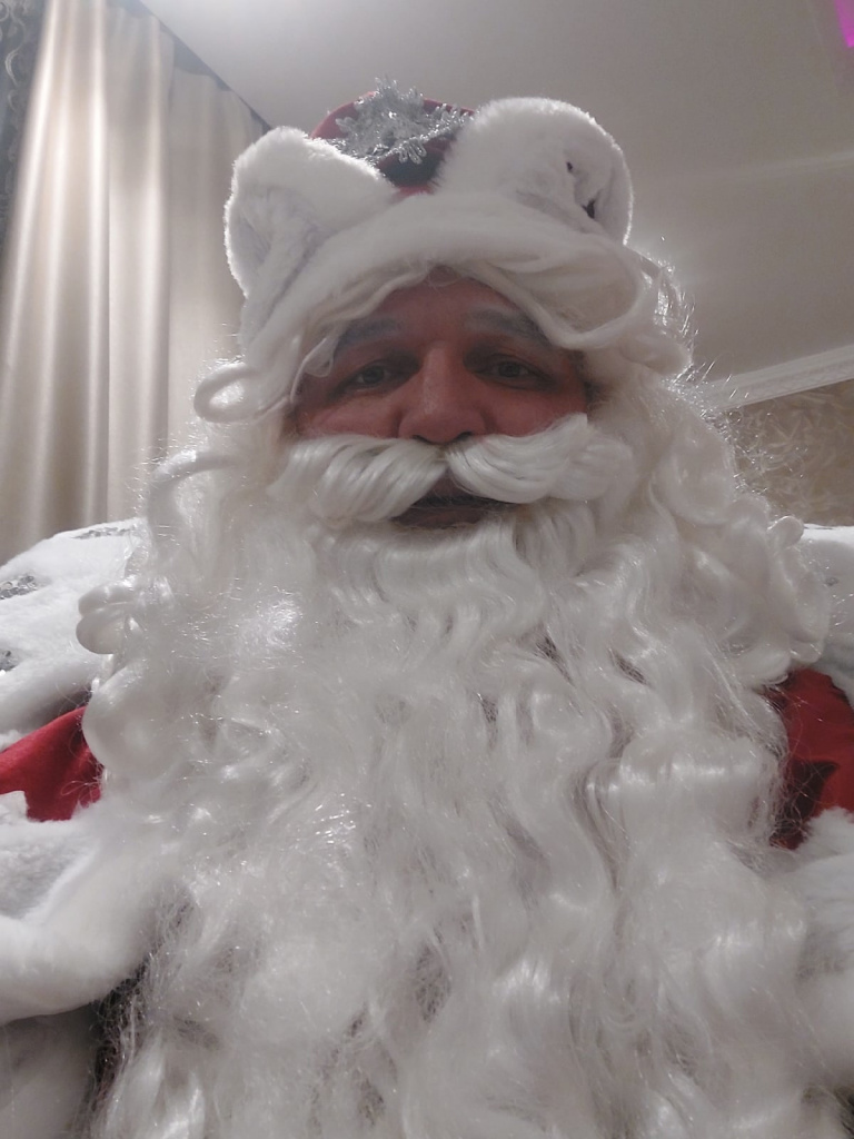 Каждые две предновогодние недели Алексей Воленко надевает костюм Деда Мороза.jpg